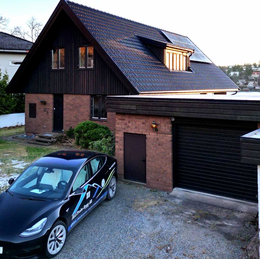 En bil parkerad utanför ett modernt hus