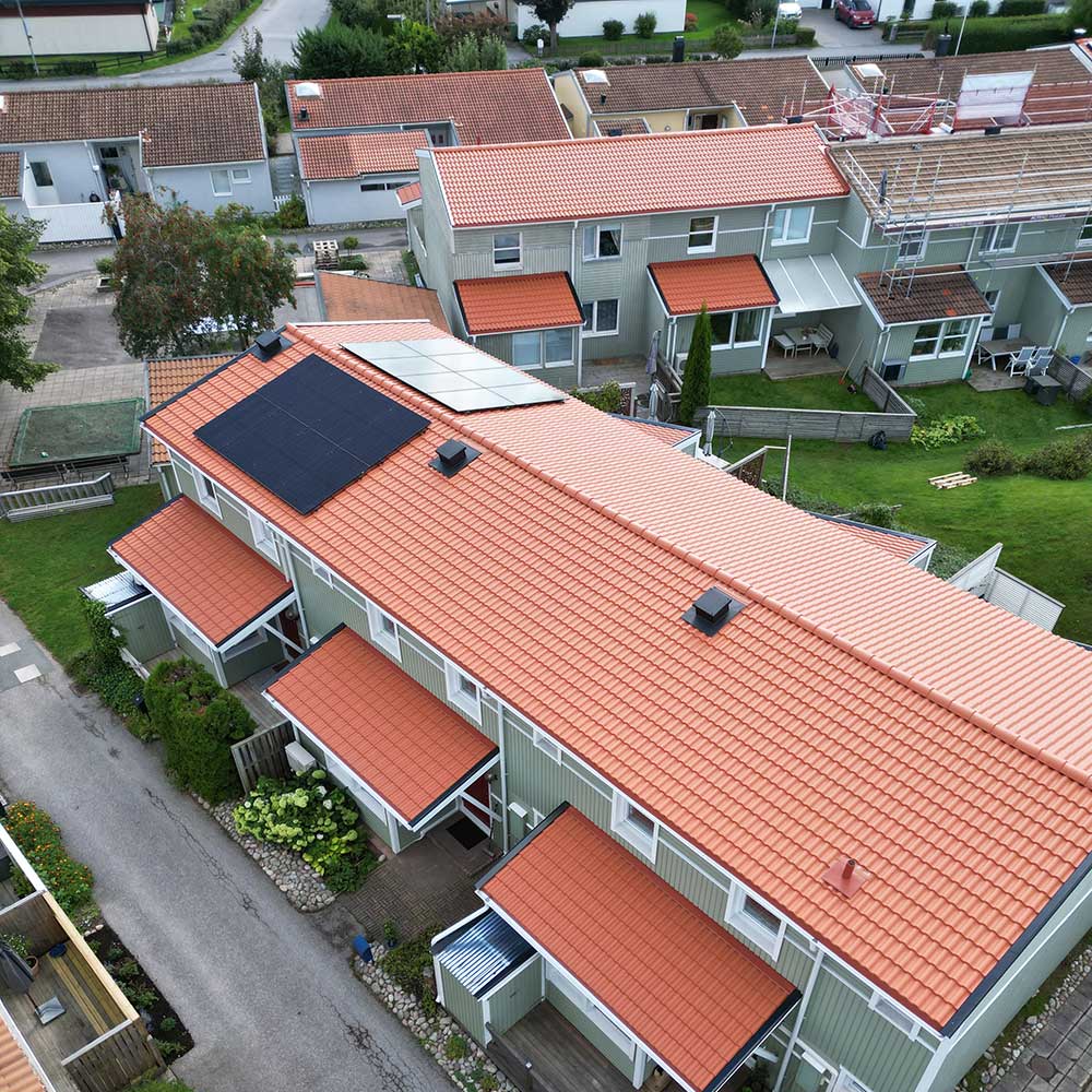 Nylagda tak på bostadshus i Sollentuna