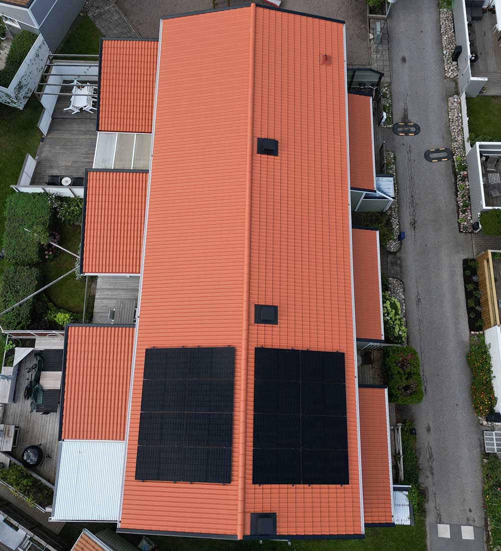 Nylagda tak på bostadshus i Sollentuna