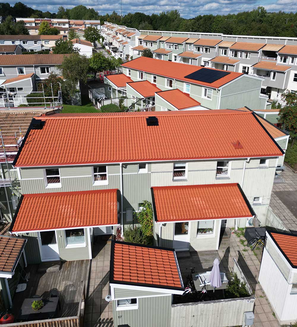 Nylagda tak på bostadshus i Sollentuna