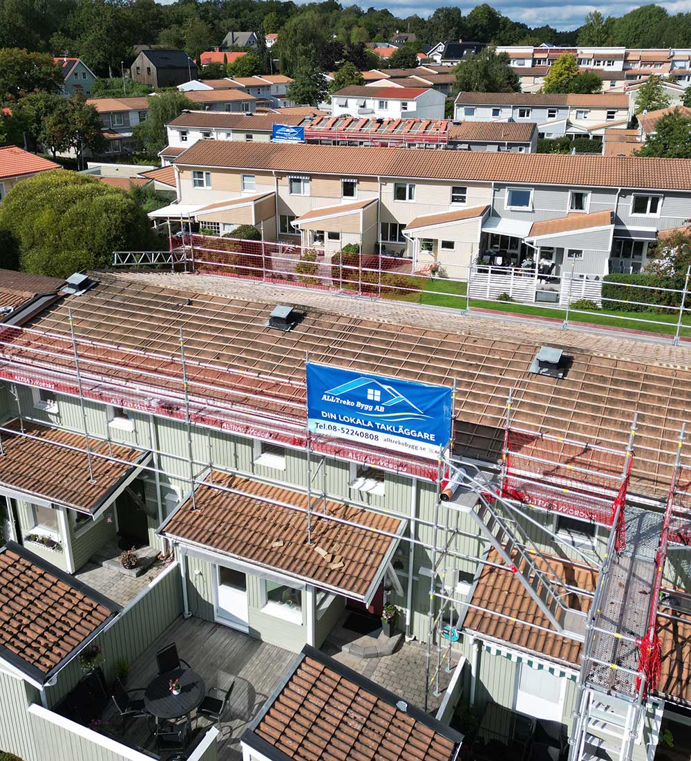 Nylagda tak på bostadshus i Sollentuna