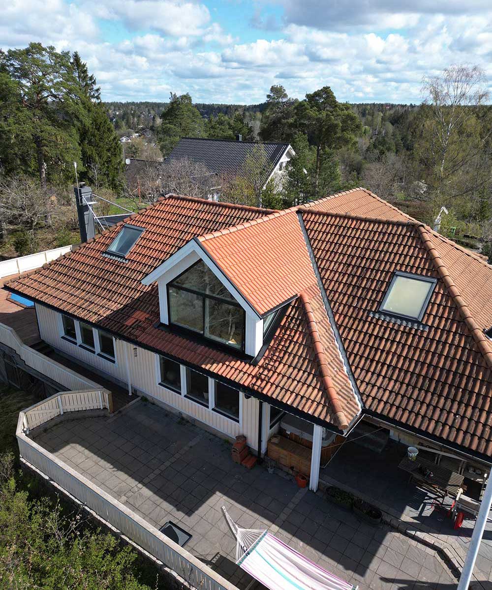 Takrenovering med lertegel och takshingel