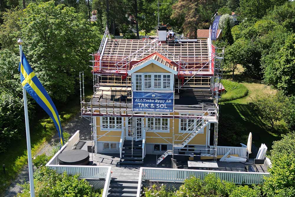 Takrenovering med lertegel och takshingel