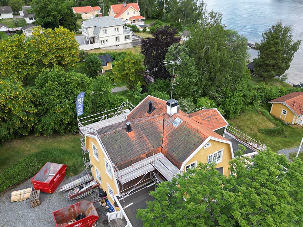 Takrenovering med lertegel och takshingel