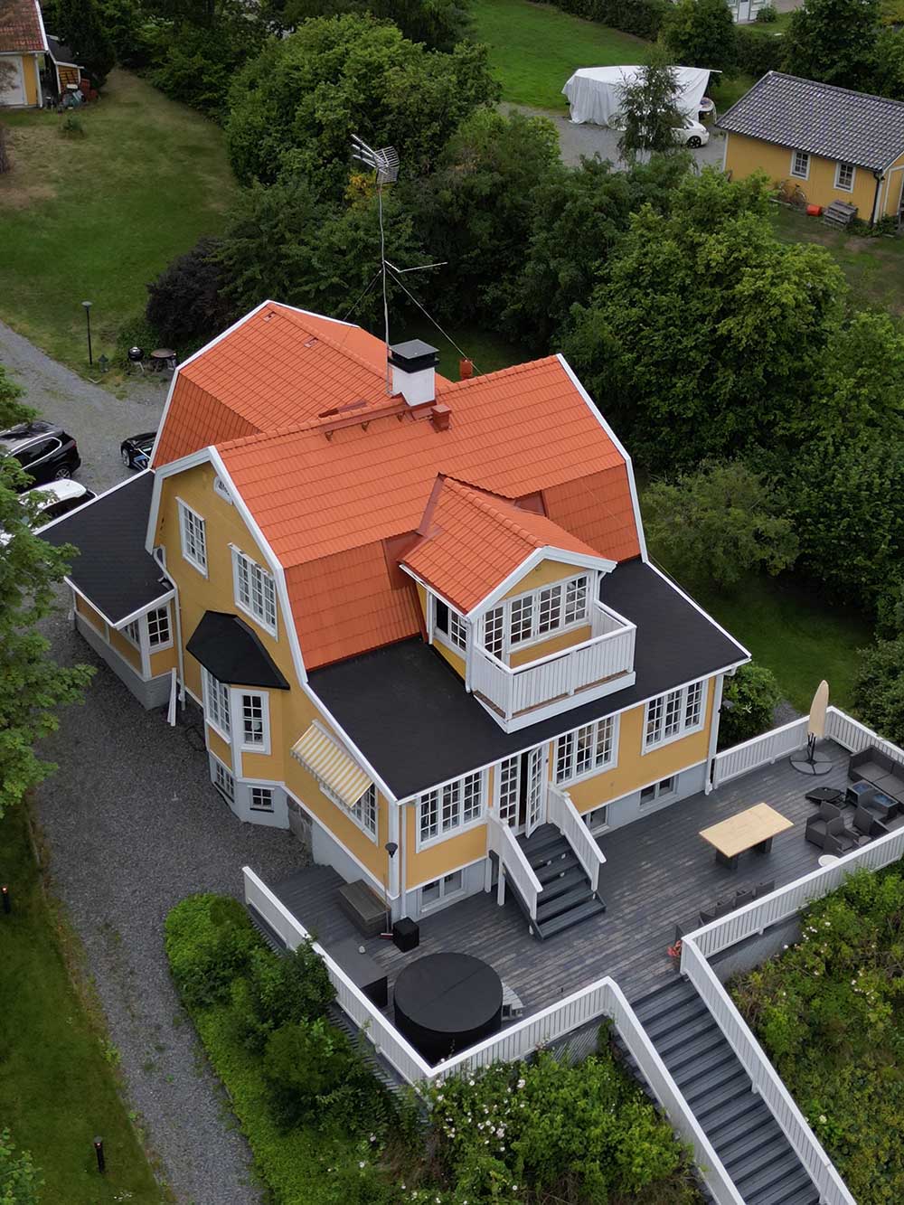 En glad byggarbetare som står på ett tak.